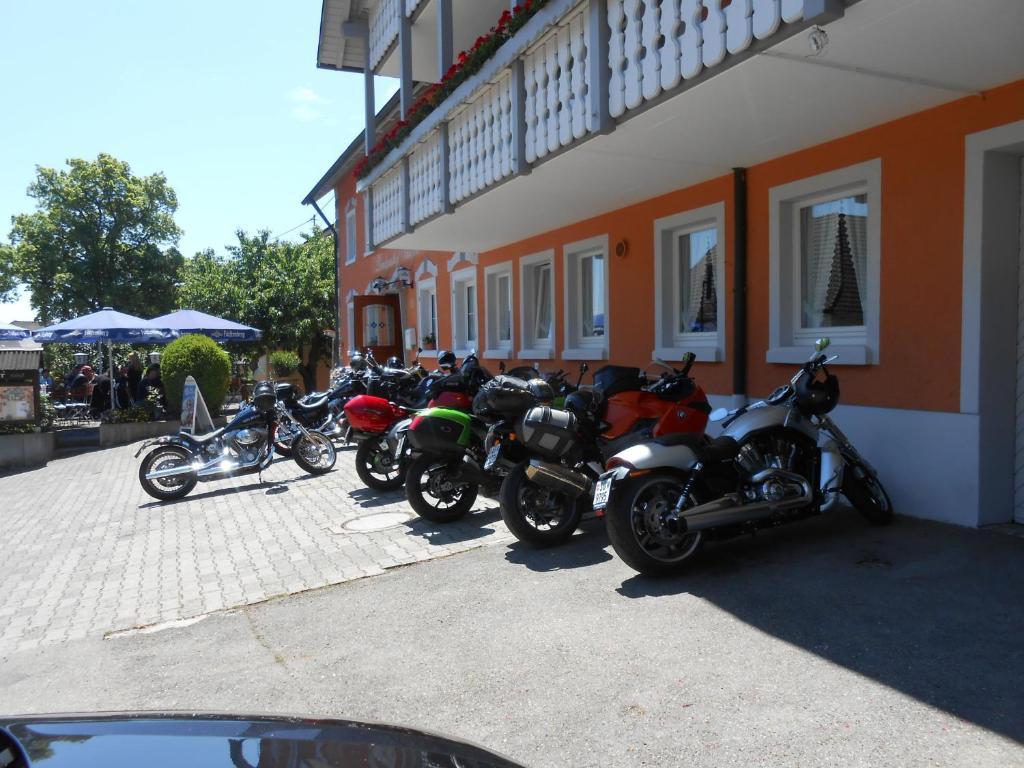 Отель Landgasthof Schutzen Тенген Экстерьер фото